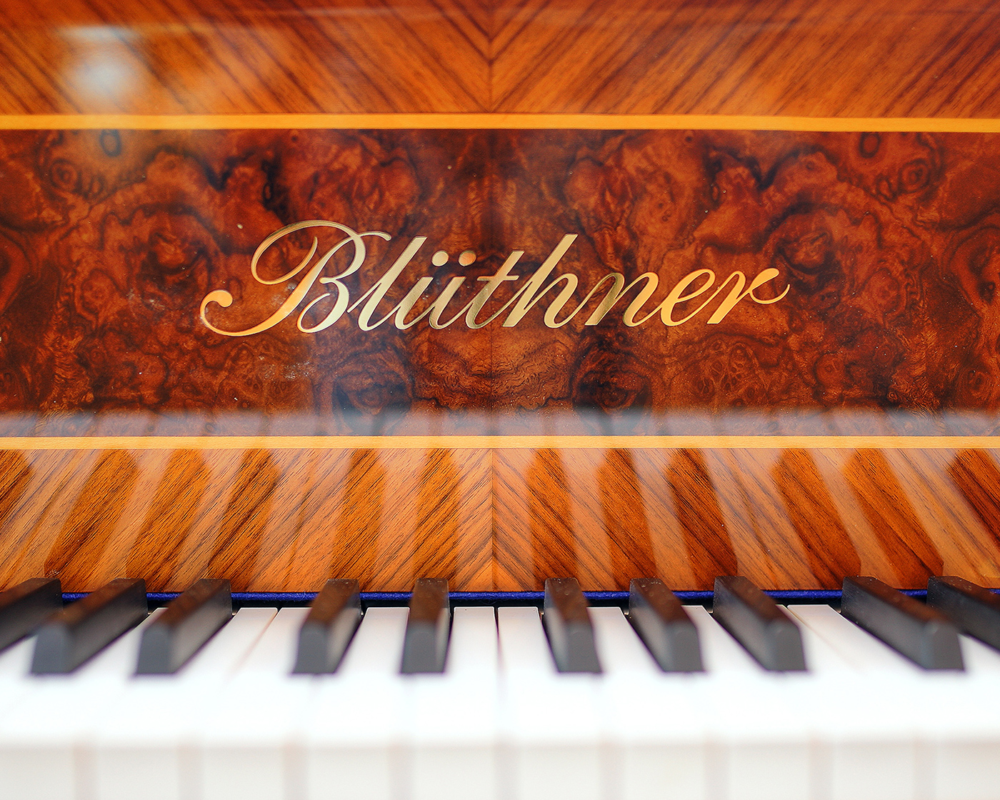 Blüthner bespoke piano finishing